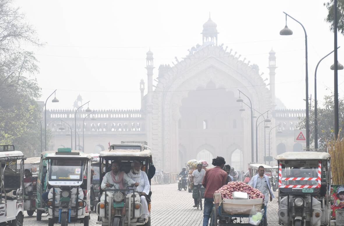 राजधानी में मंगलवार सुबह घना धुंध और कोहरा छाया रहा। राजधानी में मंगलवार सुबह घना धुंध और कोहरा छाया रहा।
