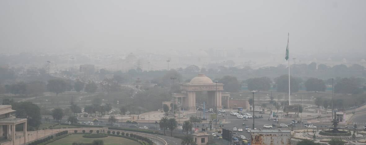 राजधानी में मंगलवार सुबह घना धुंध और कोहरा छाया रहा। राजधानी में मंगलवार सुबह घना धुंध और कोहरा छाया रहा।