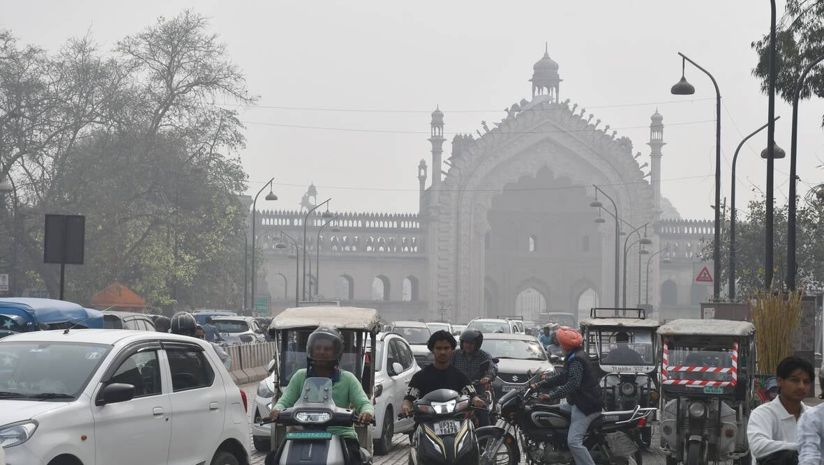 राजधानी में मंगलवार सुबह घना धुंध और कोहरा छाया रहा। राजधानी में मंगलवार सुबह घना धुंध और कोहरा छाया रहा।