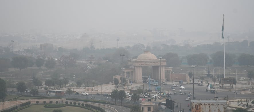 राजधानी में मंगलवार सुबह घना धुंध और कोहरा छाया रहा। राजधानी में मंगलवार सुबह घना धुंध और कोहरा छाया रहा।