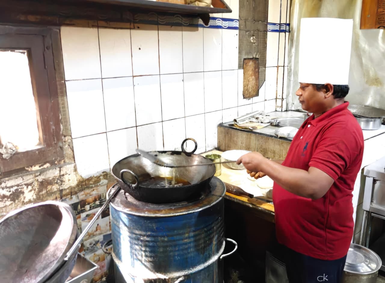 रतिया की एक गैस एजेंसी के बाहर लगी उपभोक्ताओं की भीड़। 