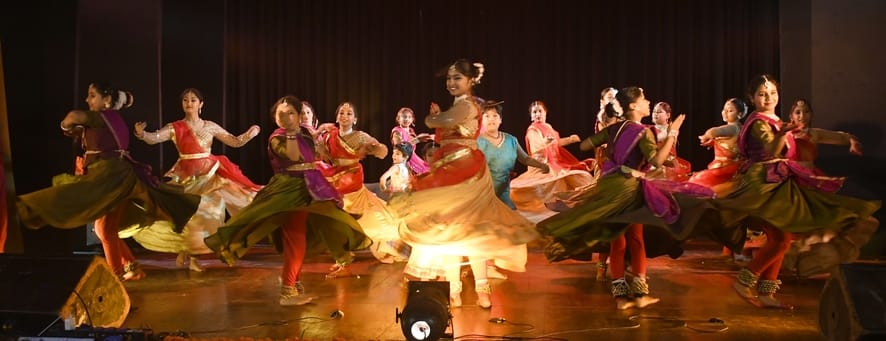 राय उमानाथ बली प्रेक्षागृह में मंगलवार की शाम रंगोत्सव के नाम रही।
