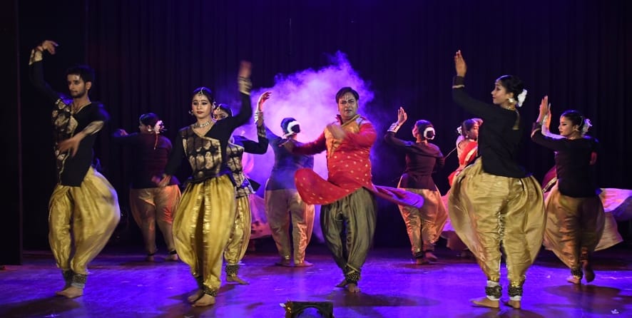 राय उमानाथ बली प्रेक्षागृह में मंगलवार की शाम रंगोत्सव के नाम रही।
