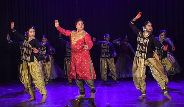 राय उमानाथ बली प्रेक्षागृह में मंगलवार की शाम रंगोत्सव के नाम रही।