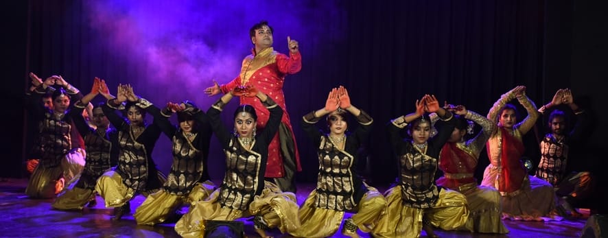 राय उमानाथ बली प्रेक्षागृह में मंगलवार की शाम रंगोत्सव के नाम रही।