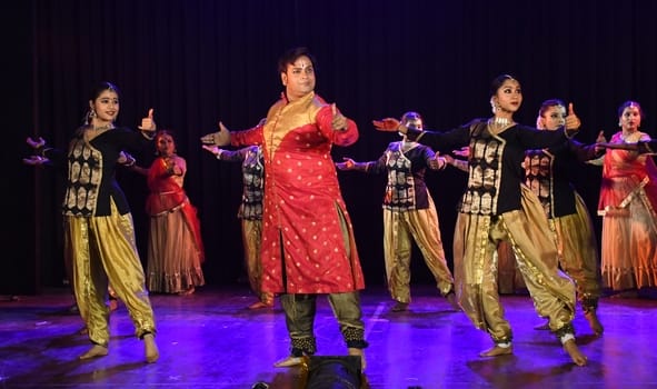 राय उमानाथ बली प्रेक्षागृह में मंगलवार की शाम रंगोत्सव के नाम रही।