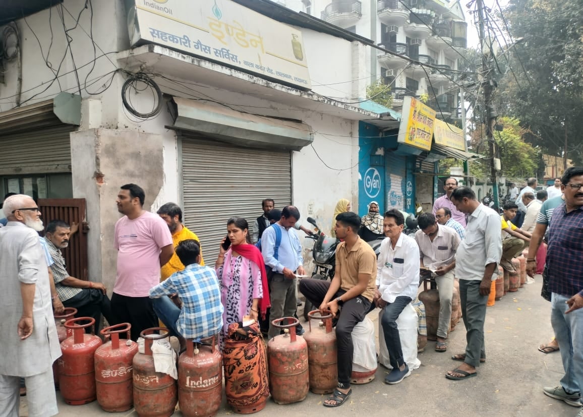 सिलिंडर के लिए कतार में खड़े लोग। सिलिंडर के लिए कतार में खड़े लोग।