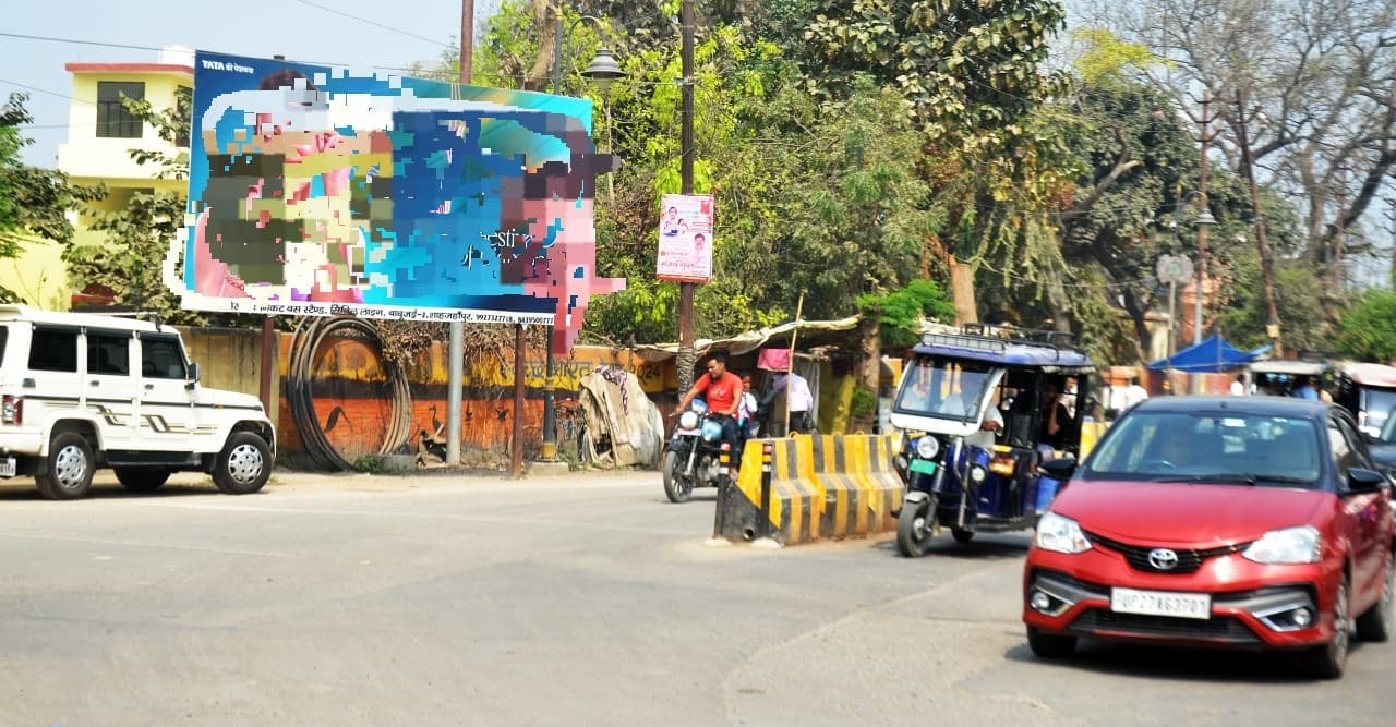 सदर बाजार चौराहा पर लगे होर्डिंग। संवाद