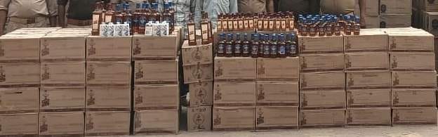 सैयदराजा पुलिस की गिरफ्त में शराब तस्करी के आरोपी। स्रोत:-जागरूक पाठक सैयदराजा पुलिस की गिरफ्त में शराब तस्करी के आरोपी। स्रोत:-जागरूक पाठक