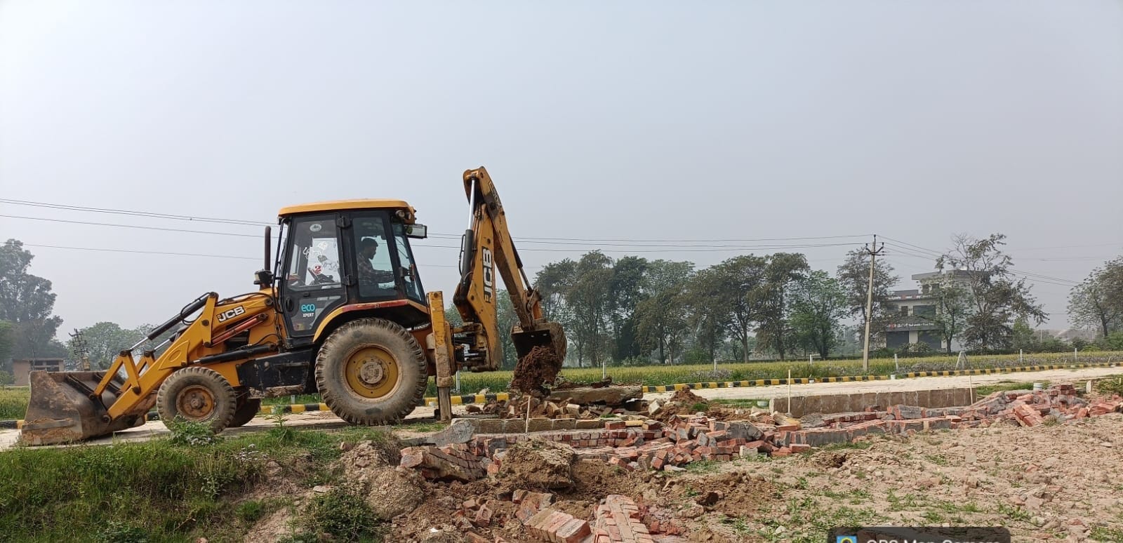 शाहाबाद।अवैध निर्माण को नष्ट करती जेसीबी। विभाग शाहाबाद।अवैध निर्माण को नष्ट करती जेसीबी। विभाग