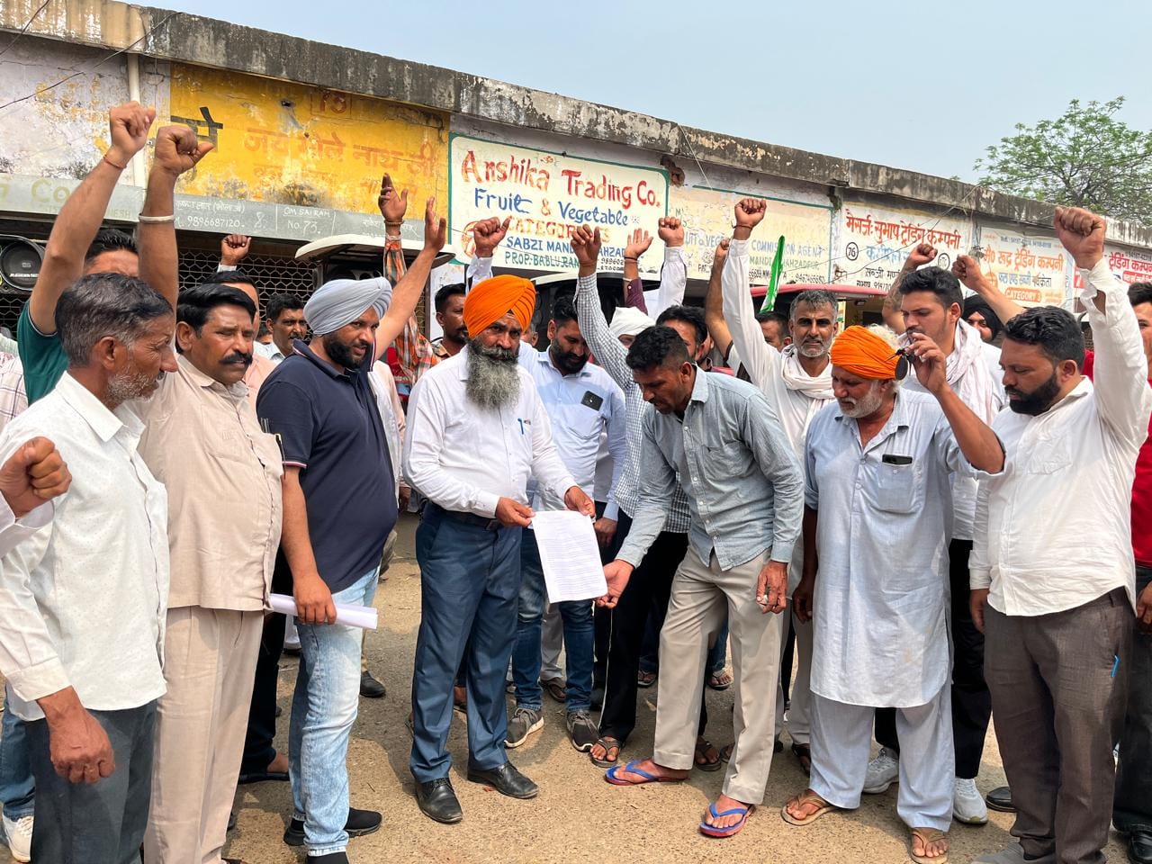 शहजादपुर में ट्रैक्टर रैली निकालते किसान। संवाद शहजादपुर में ट्रैक्टर रैली निकालते किसान। संवाद