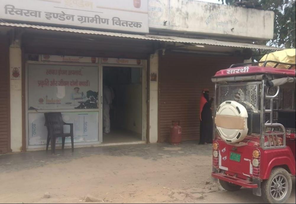 शाहपुर कठौतिया स्थित गैस एजेंसी पर जुटी भीड़