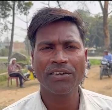 शहर के एलपीजी गैस सिलेंडर के गोदाम पर खाली सिलेंडर ले पहुंचे उपभोक्ता। संवाद शहर के एलपीजी गैस सिलेंडर के गोदाम पर खाली सिलेंडर ले पहुंचे उपभोक्ता। संवाद
