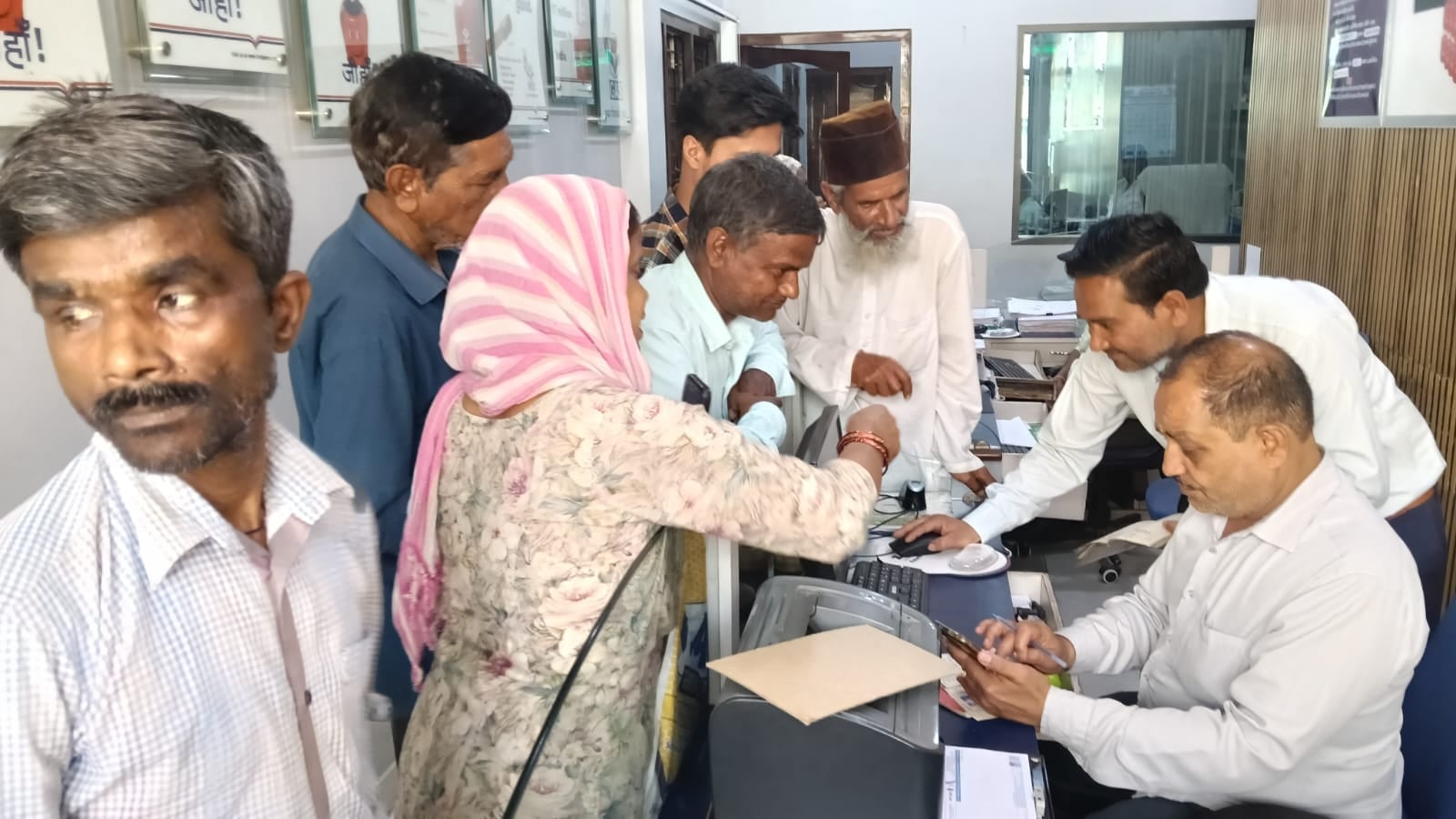 शहर के एलपीजी गैस सिलेंडर के गोदाम पर खाली सिलेंडर ले पहुंचे उपभोक्ता। संवाद शहर के एलपीजी गैस सिलेंडर के गोदाम पर खाली सिलेंडर ले पहुंचे उपभोक्ता। संवाद