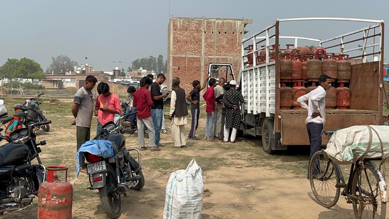 शहर के एलपीजी गैस सिलेंडर के गोदाम पर खाली सिलेंडर ले पहुंचे उपभोक्ता। संवाद शहर के एलपीजी गैस सिलेंडर के गोदाम पर खाली सिलेंडर ले पहुंचे उपभोक्ता। संवाद