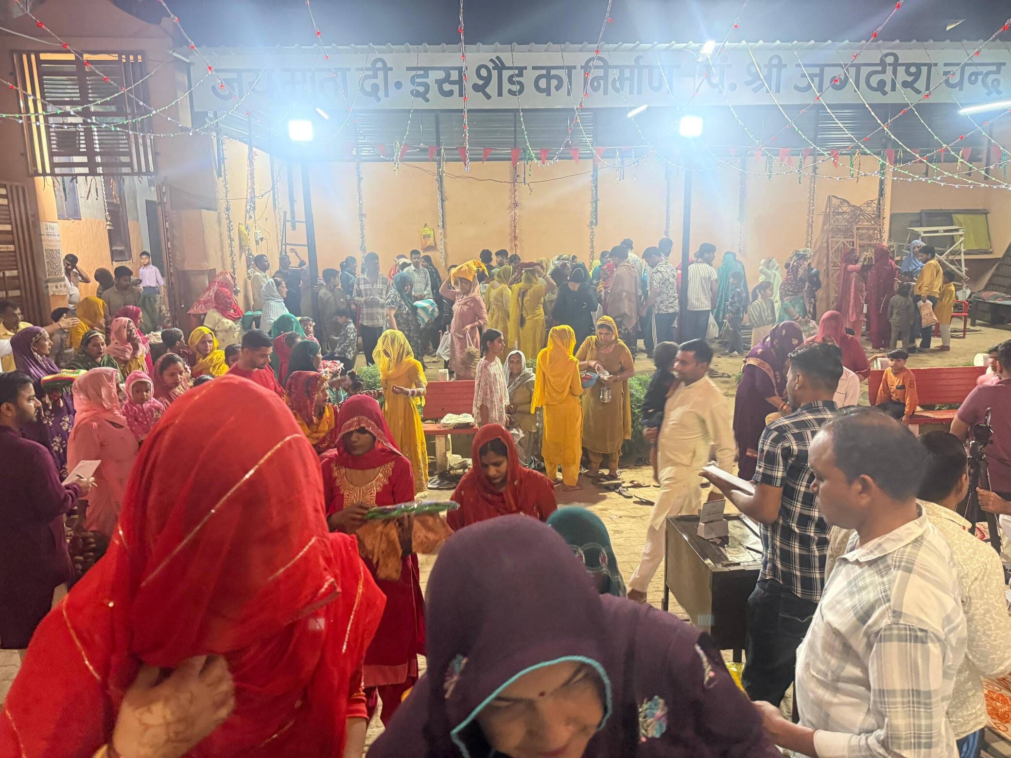 शहर में निकाली गई शोभायात्रा के बीच चरण पादुकाओं की पूजा करते श्रद्धालु। शहर में निकाली गई शोभायात्रा के बीच चरण पादुकाओं की पूजा करते श्रद्धालु।