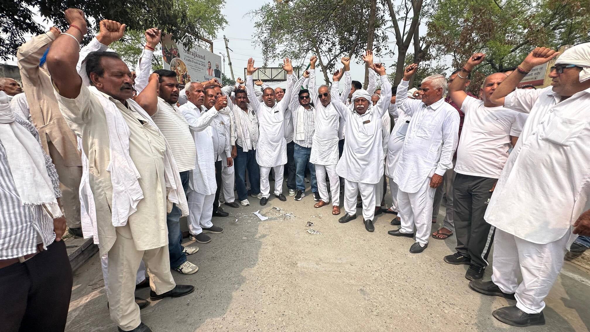 शहर में ट्रैक्टर मार्च ेनिकालते भाकियू के पदाधिकारी व किसान। संवाद शहर में ट्रैक्टर मार्च ेनिकालते भाकियू के पदाधिकारी व किसान। संवाद