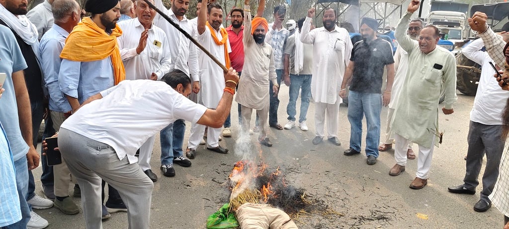 शहर में ट्रैक्टर मार्च ेनिकालते भाकियू के पदाधिकारी व किसान। संवाद शहर में ट्रैक्टर मार्च ेनिकालते भाकियू के पदाधिकारी व किसान। संवाद