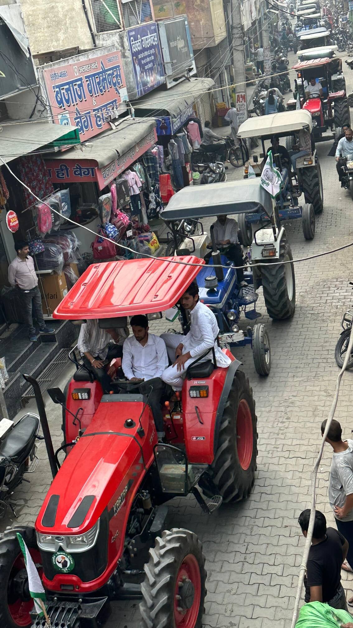 शहर में ट्रैक्टर मार्च ेनिकालते भाकियू के पदाधिकारी व किसान। संवाद शहर में ट्रैक्टर मार्च ेनिकालते भाकियू के पदाधिकारी व किसान। संवाद