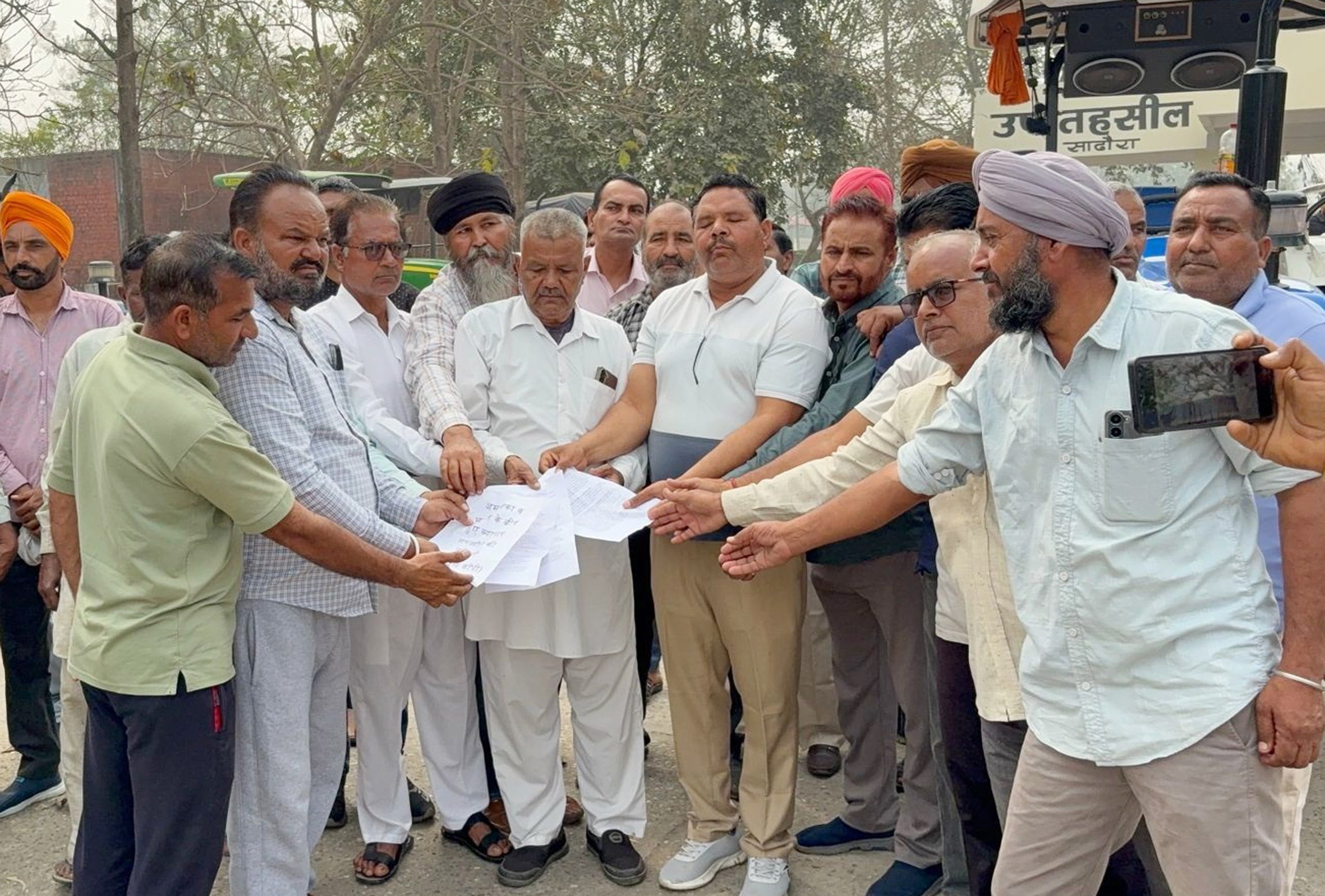 शहर में ट्रैक्टर मार्च ेनिकालते भाकियू के पदाधिकारी व किसान। संवाद शहर में ट्रैक्टर मार्च ेनिकालते भाकियू के पदाधिकारी व किसान। संवाद