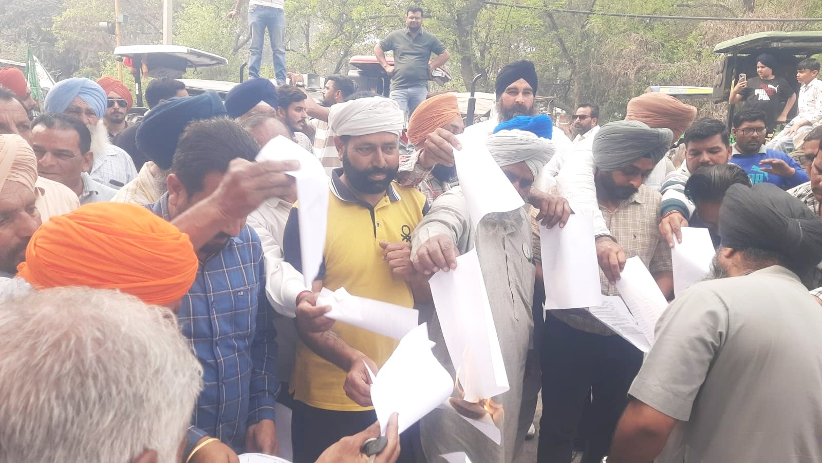 शहर में ट्रैक्टर मार्च ेनिकालते भाकियू के पदाधिकारी व किसान। संवाद शहर में ट्रैक्टर मार्च ेनिकालते भाकियू के पदाधिकारी व किसान। संवाद