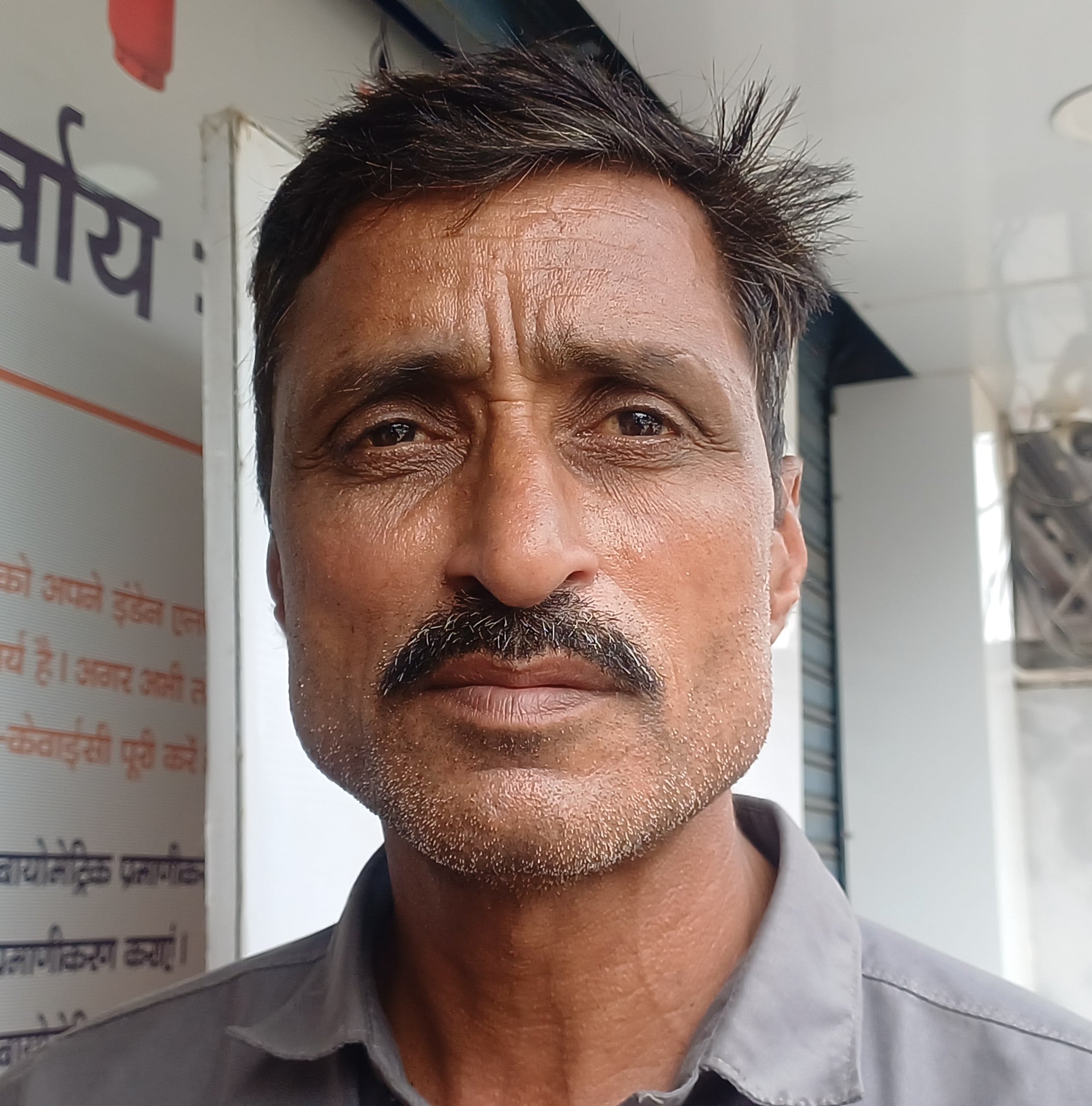 दुकान के बाहर रखे व्यवसायिक सिलिंडर। संवाद