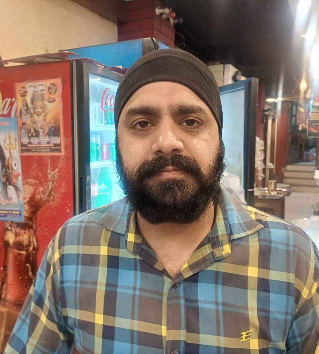 दुकान के बाहर रखे व्यवसायिक सिलिंडर। संवाद