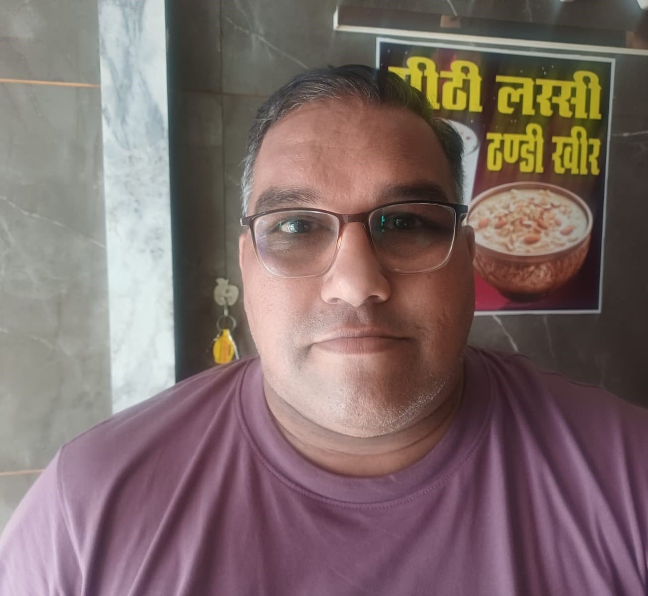 दुकान के बाहर रखे व्यवसायिक सिलिंडर। संवाद