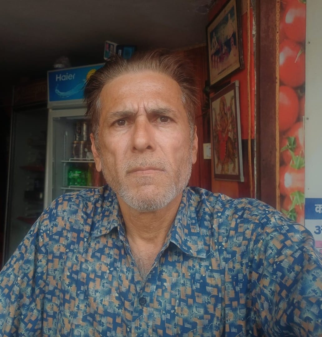 दुकान के बाहर रखे व्यवसायिक सिलिंडर। संवाद