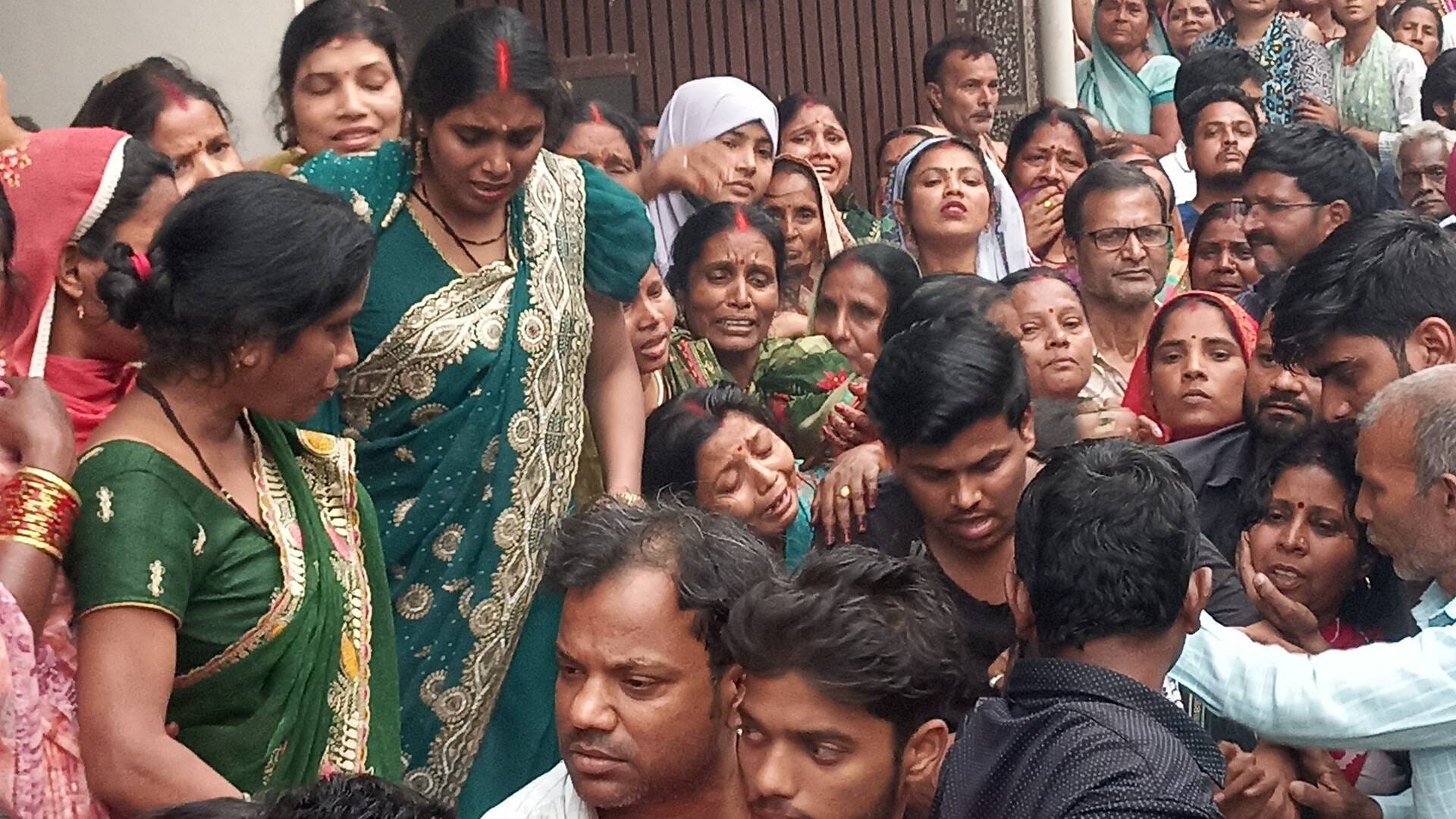 दीपू और छोटे की मौत के बाद रोते बिलखते परीजन।स्रोत-सोशल मीडिया