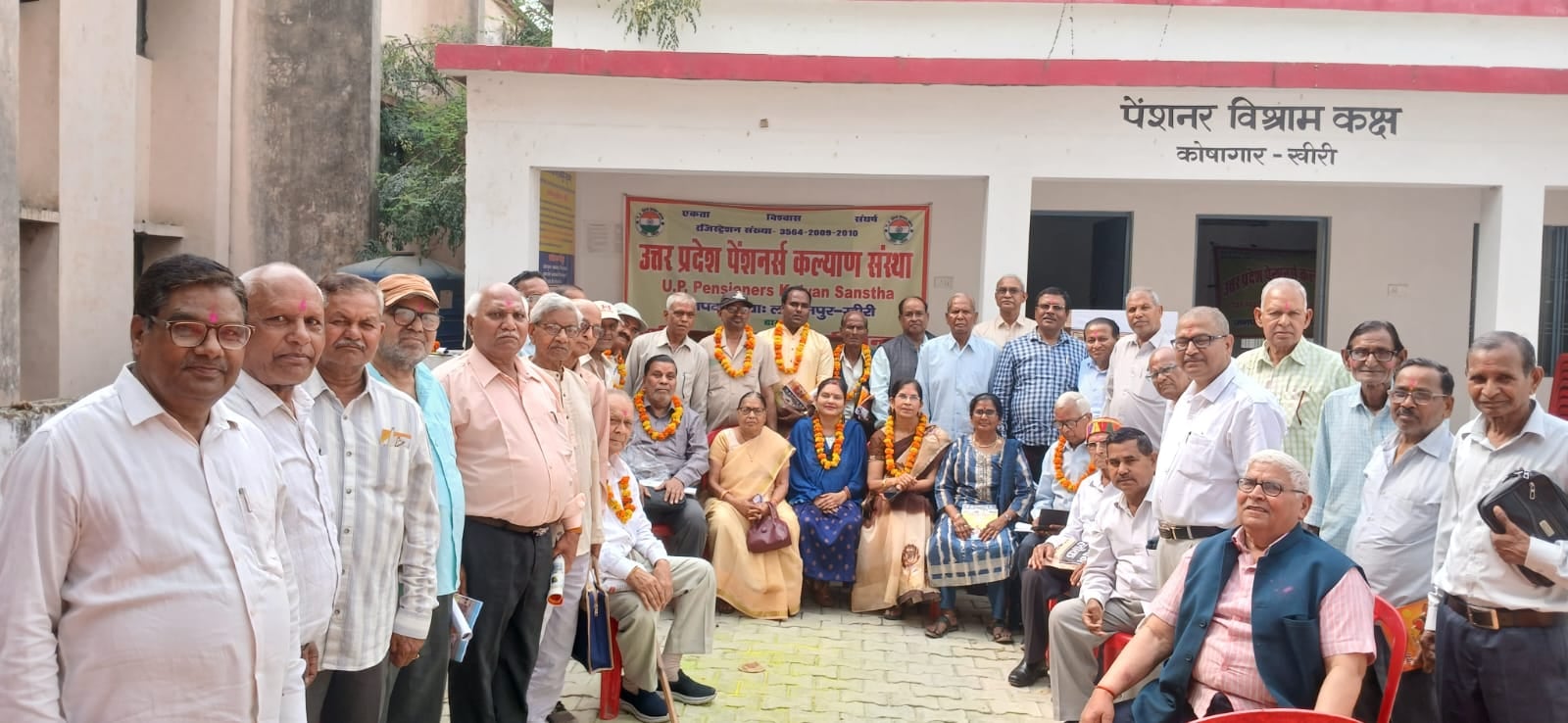 धनगढ़ी गांव में होली पर्व समापन मनाते थारू समुदाय के लोग। संवाद धनगढ़ी गांव में होली पर्व समापन मनाते थारू समुदाय के लोग। संवाद