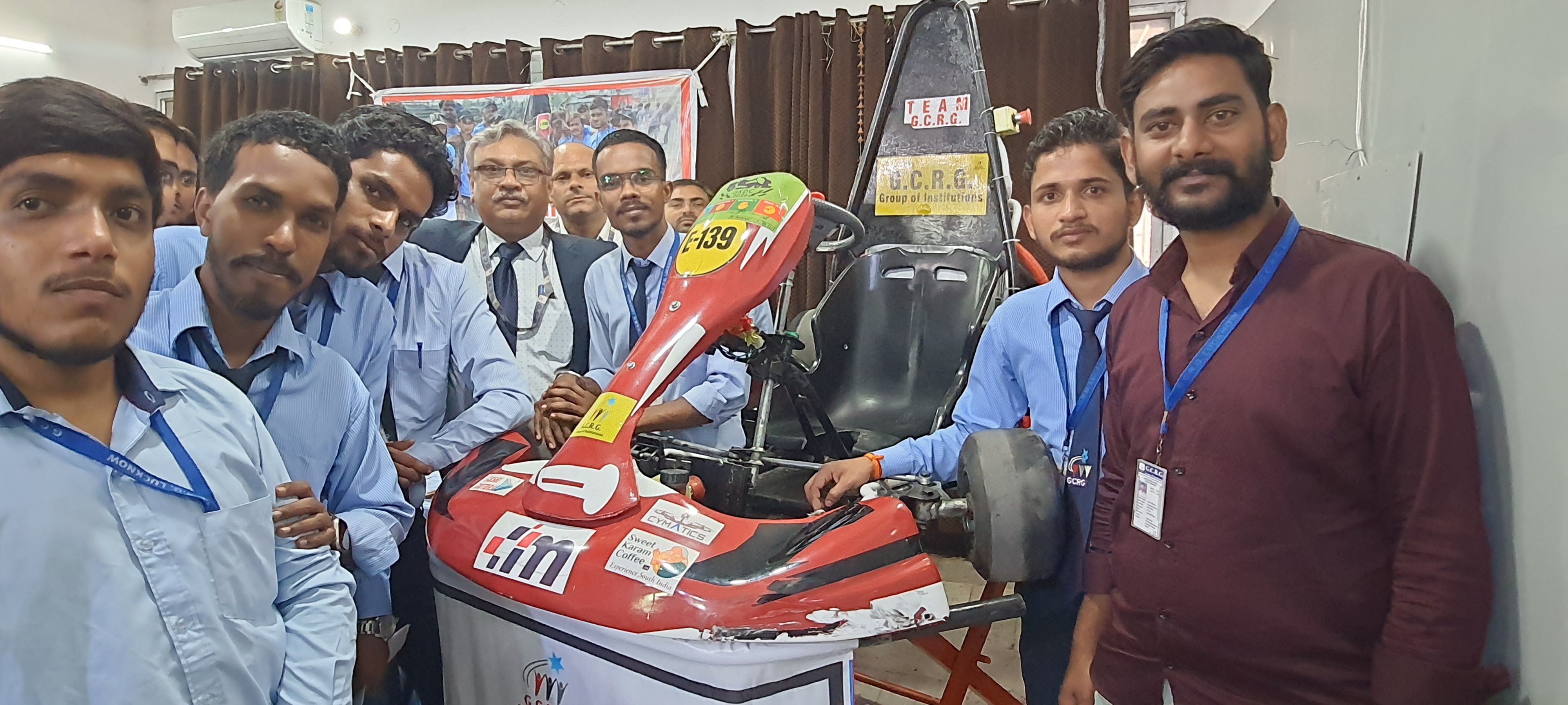 विद्यार्थियों ने खुद की बनाई रेसिंग कार से प्रतियोगिता में लिया हिस्सा। विद्यार्थियों ने खुद की बनाई रेसिंग कार से प्रतियोगिता में लिया हिस्सा।