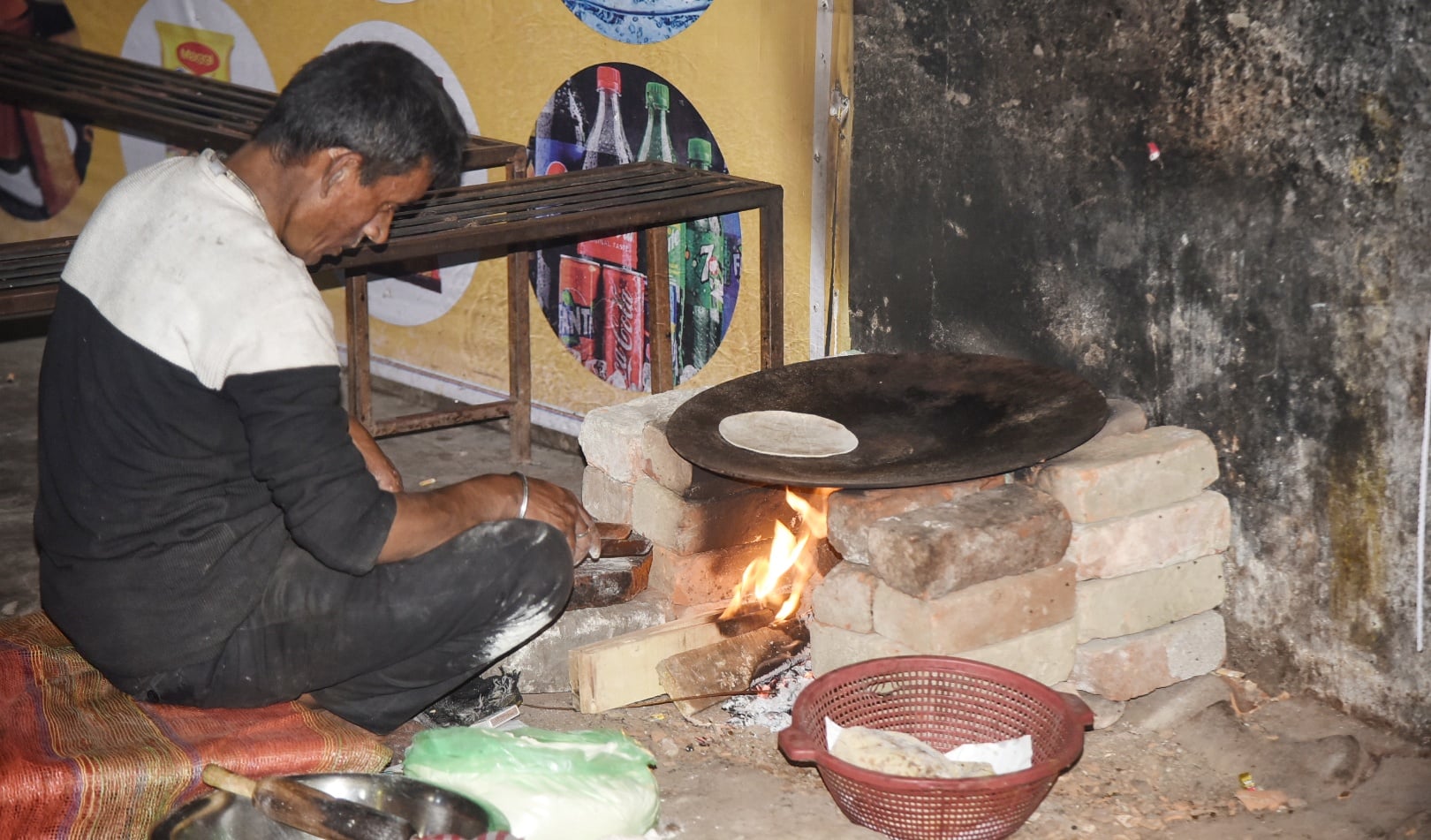 व्यावसायिक सिलिंडर न मिलने पर दुकानदार घरेलू सिलिंडर इस्तेमाल कर रहे हैं। व्यावसायिक सिलिंडर न मिलने पर दुकानदार घरेलू सिलिंडर इस्तेमाल कर रहे हैं।