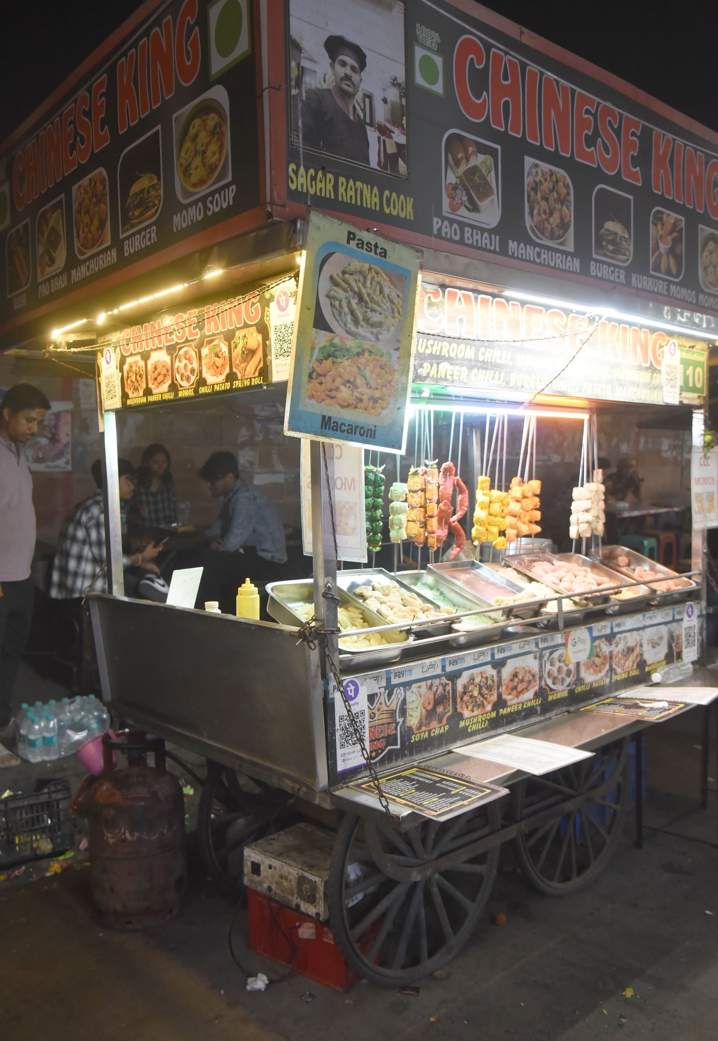 व्यावसायिक सिलिंडर न मिलने पर दुकानदार घरेलू सिलिंडर इस्तेमाल कर रहे हैं। व्यावसायिक सिलिंडर न मिलने पर दुकानदार घरेलू सिलिंडर इस्तेमाल कर रहे हैं।