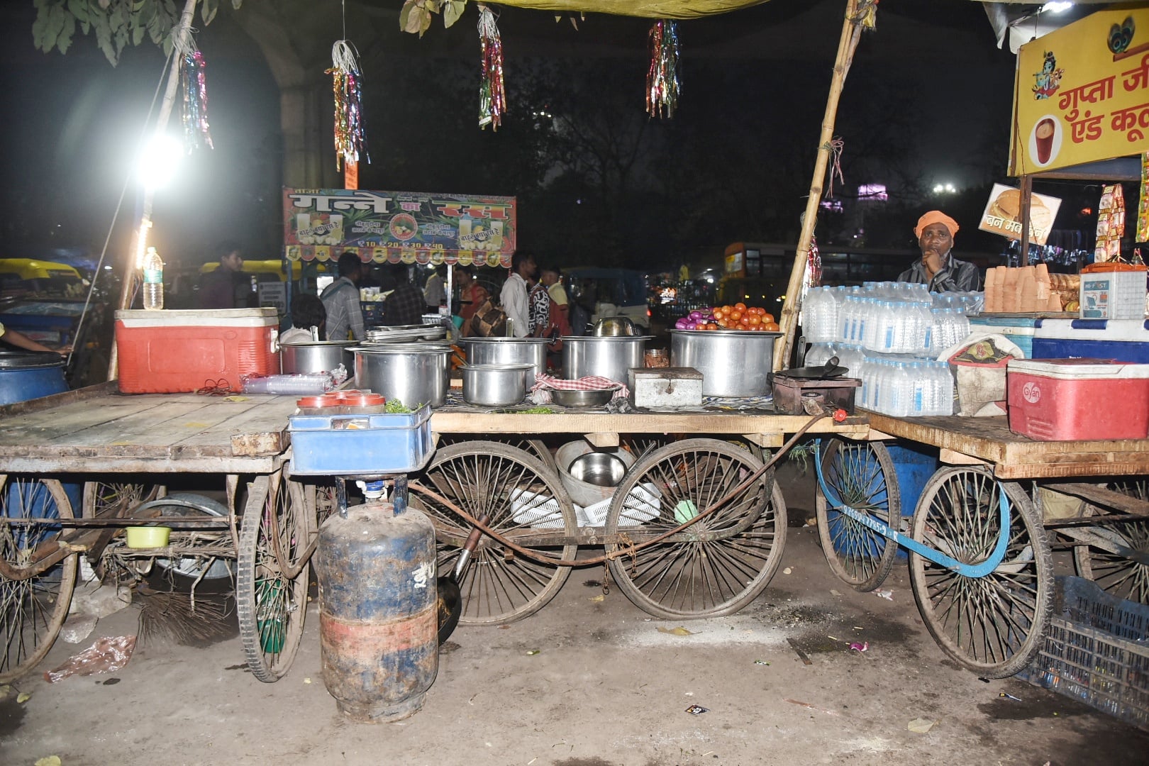व्यावसायिक सिलिंडर न मिलने पर दुकानदार घरेलू सिलिंडर इस्तेमाल कर रहे हैं। व्यावसायिक सिलिंडर न मिलने पर दुकानदार घरेलू सिलिंडर इस्तेमाल कर रहे हैं।