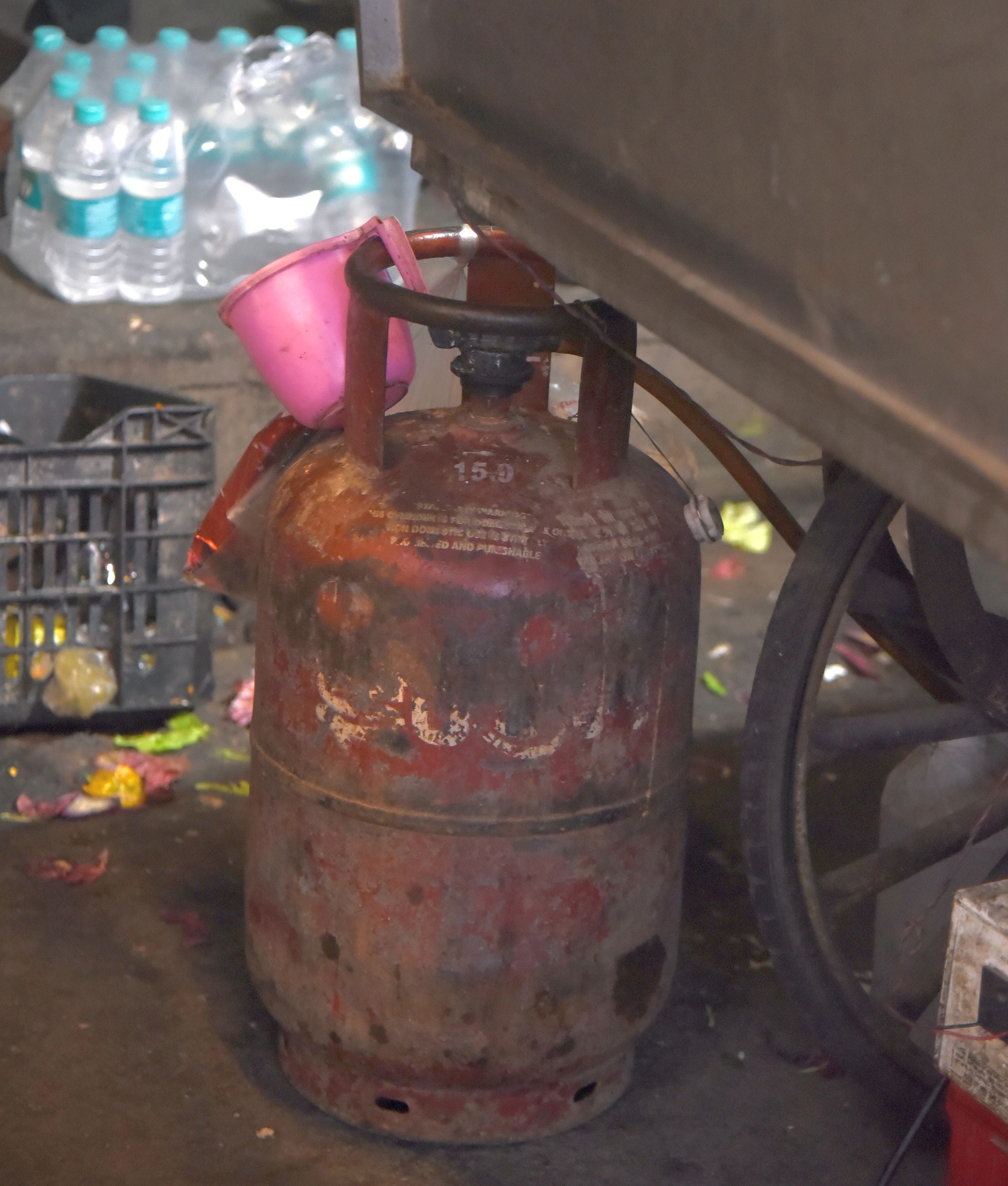व्यावसायिक सिलिंडर न मिलने पर दुकानदार घरेलू सिलिंडर इस्तेमाल कर रहे हैं। व्यावसायिक सिलिंडर न मिलने पर दुकानदार घरेलू सिलिंडर इस्तेमाल कर रहे हैं।