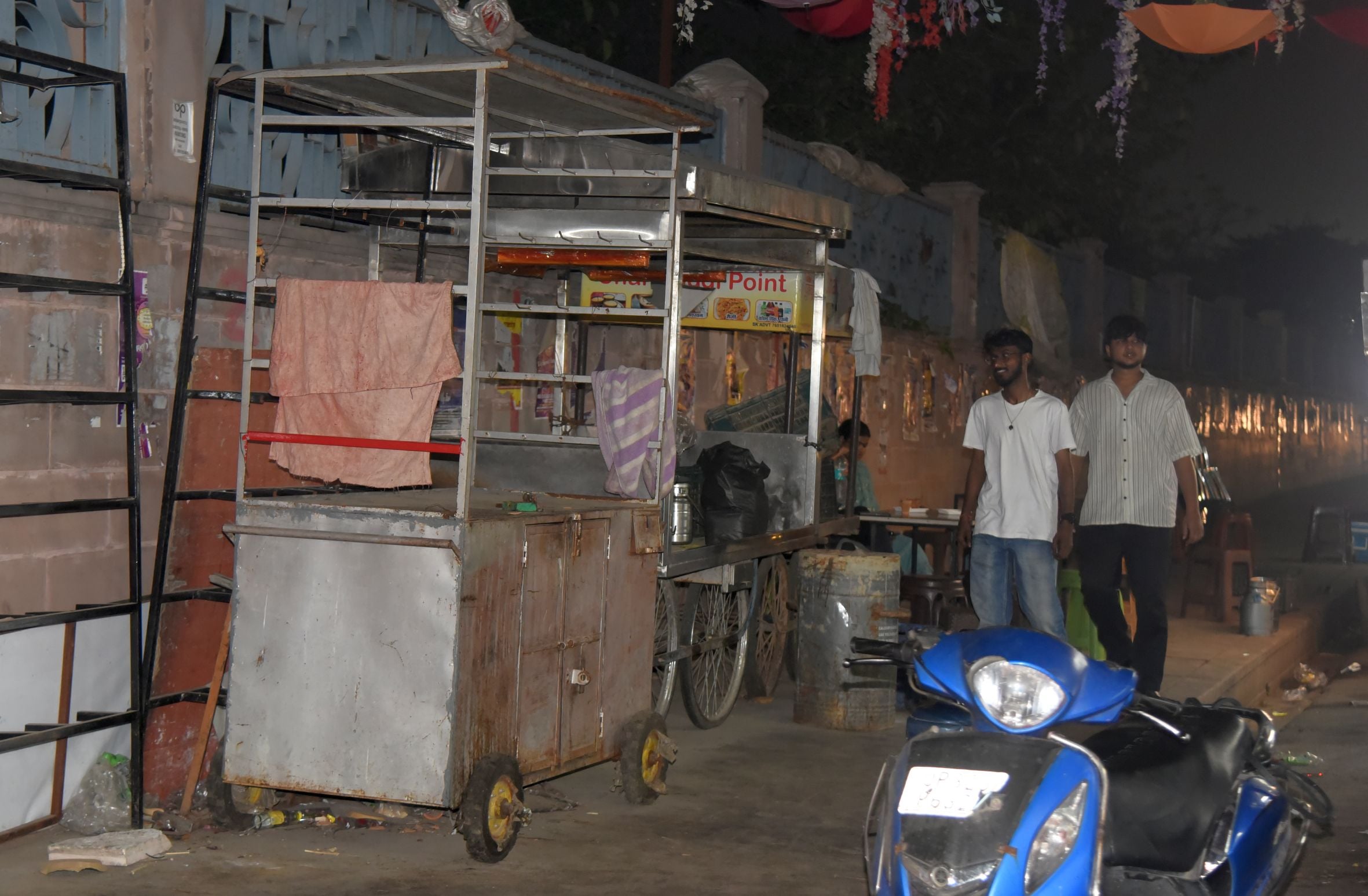 व्यावसायिक सिलिंडर न मिलने पर दुकानदार घरेलू सिलिंडर इस्तेमाल कर रहे हैं। व्यावसायिक सिलिंडर न मिलने पर दुकानदार घरेलू सिलिंडर इस्तेमाल कर रहे हैं।