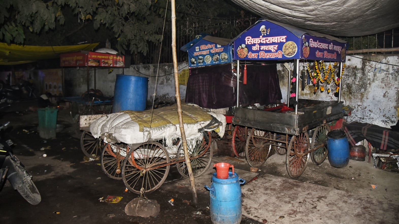 व्यावसायिक सिलिंडर न मिलने पर दुकानदार घरेलू सिलिंडर इस्तेमाल कर रहे हैं। व्यावसायिक सिलिंडर न मिलने पर दुकानदार घरेलू सिलिंडर इस्तेमाल कर रहे हैं।