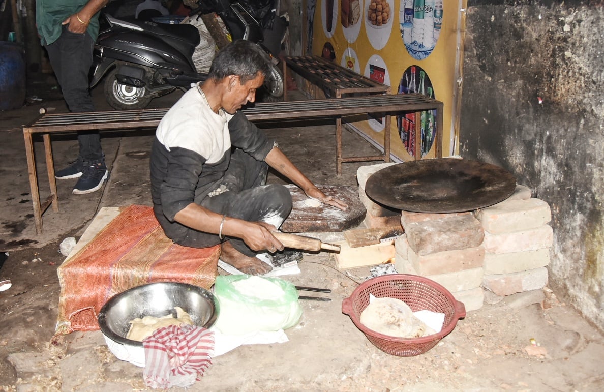 व्यावसायिक सिलिंडर न मिलने पर दुकानदार घरेलू सिलिंडर इस्तेमाल कर रहे हैं। व्यावसायिक सिलिंडर न मिलने पर दुकानदार घरेलू सिलिंडर इस्तेमाल कर रहे हैं।