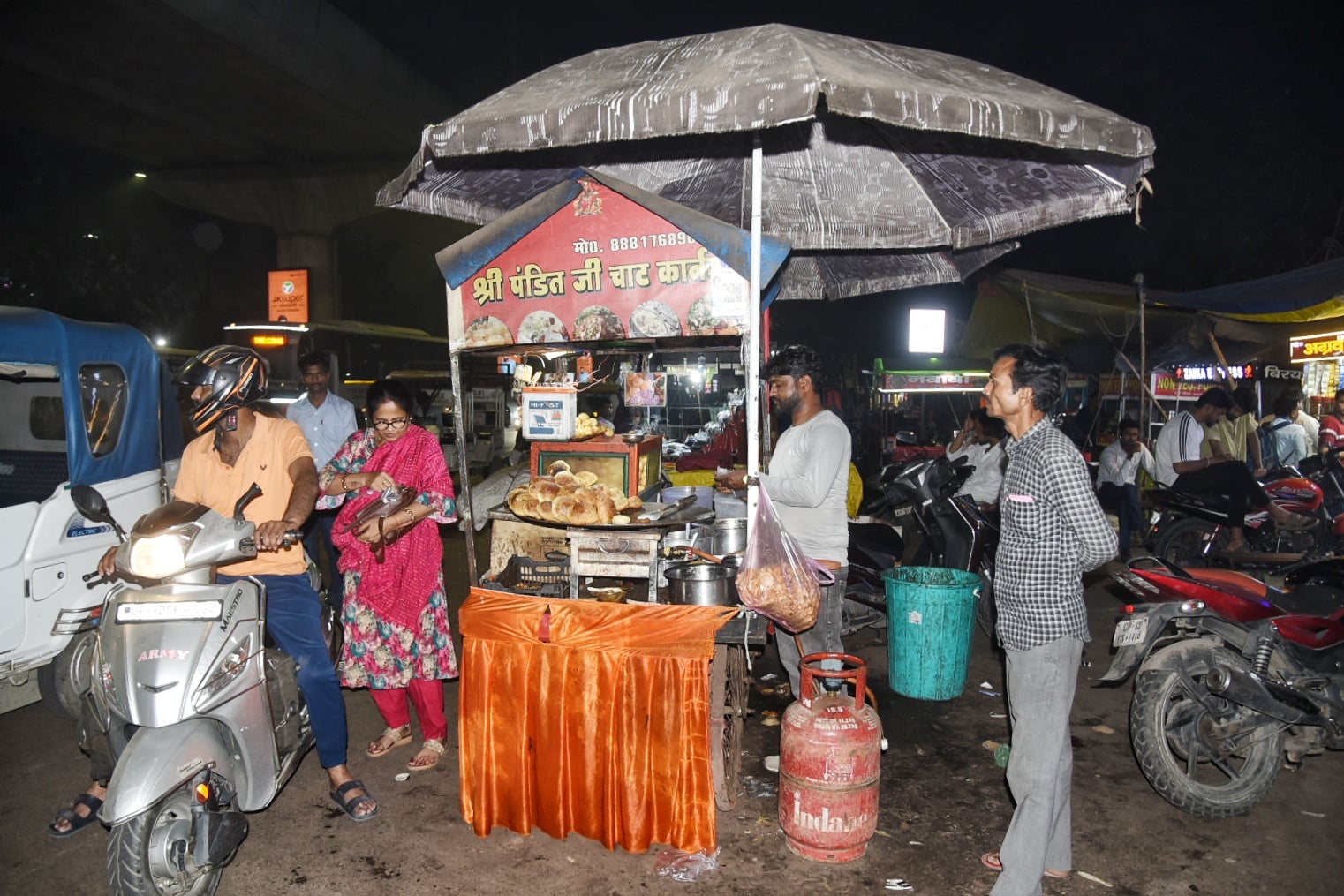 व्यावसायिक सिलिंडर न मिलने पर दुकानदार घरेलू सिलिंडर इस्तेमाल कर रहे हैं। व्यावसायिक सिलिंडर न मिलने पर दुकानदार घरेलू सिलिंडर इस्तेमाल कर रहे हैं।