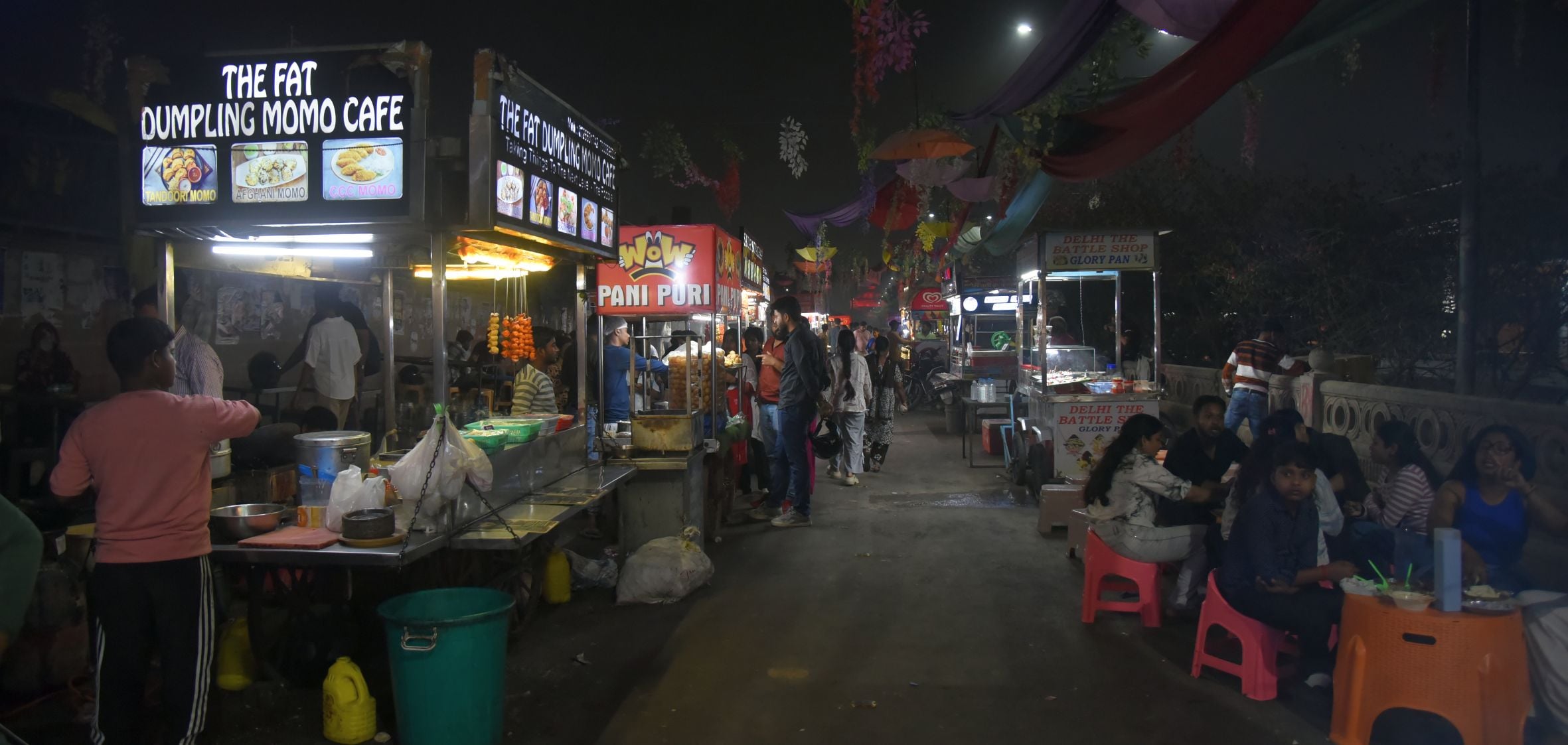 व्यावसायिक सिलिंडर न मिलने पर दुकानदार घरेलू सिलिंडर इस्तेमाल कर रहे हैं। व्यावसायिक सिलिंडर न मिलने पर दुकानदार घरेलू सिलिंडर इस्तेमाल कर रहे हैं।