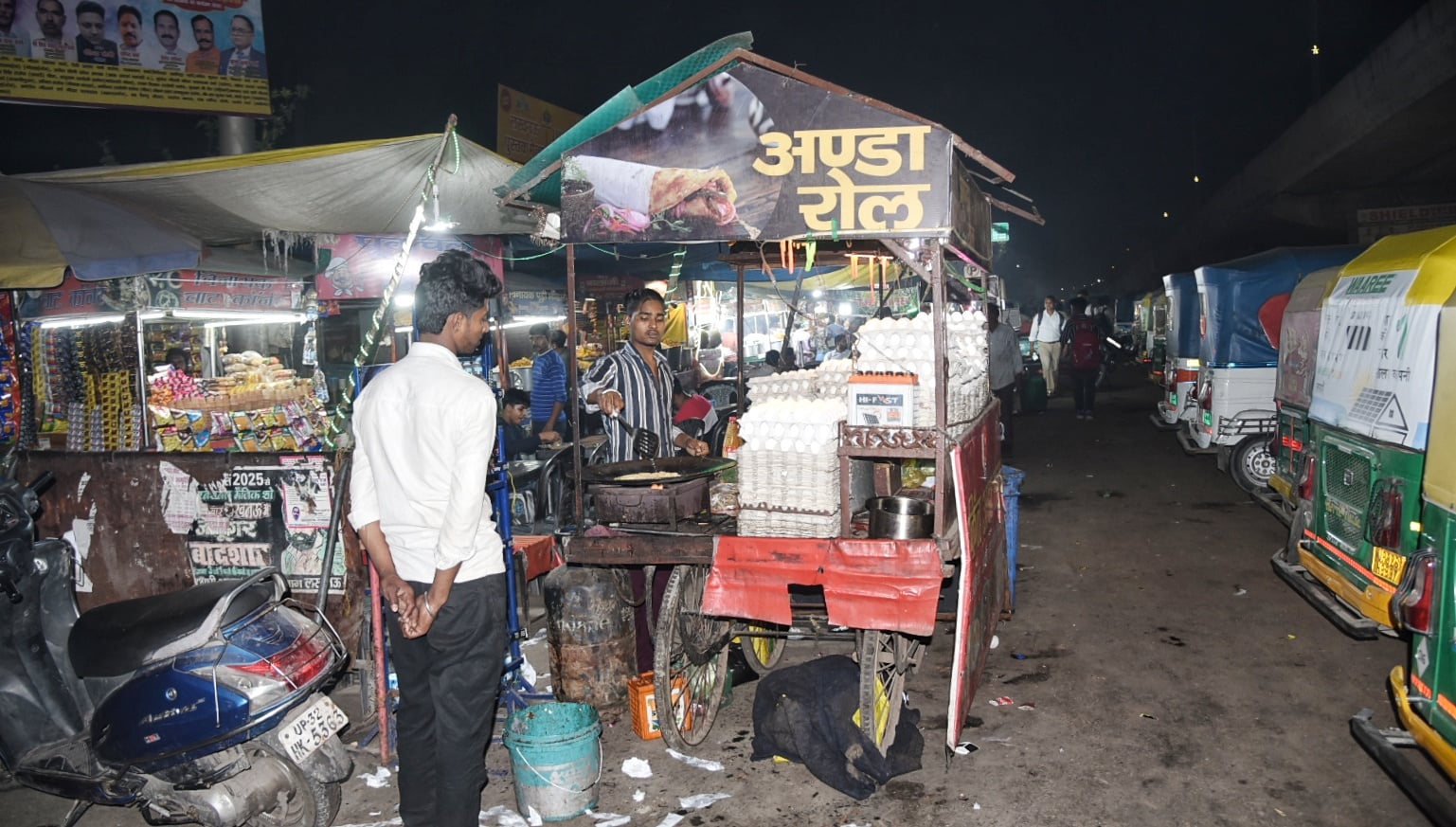 व्यावसायिक सिलिंडर न मिलने पर दुकानदार घरेलू सिलिंडर इस्तेमाल कर रहे हैं। व्यावसायिक सिलिंडर न मिलने पर दुकानदार घरेलू सिलिंडर इस्तेमाल कर रहे हैं।