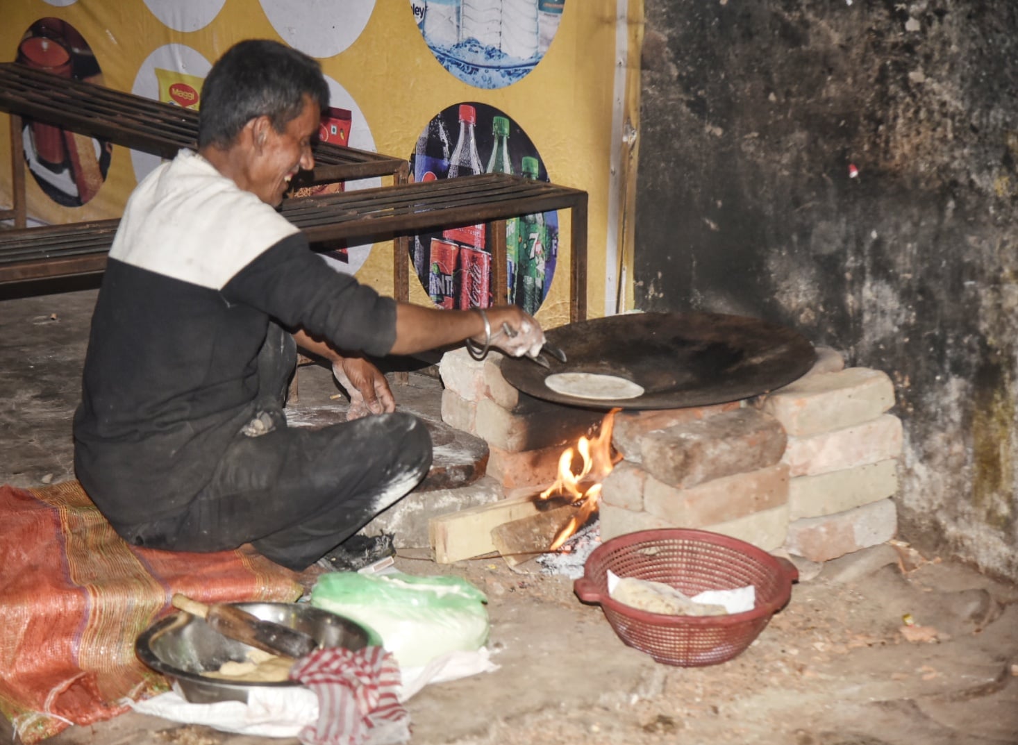 व्यावसायिक सिलिंडर न मिलने पर दुकानदार घरेलू सिलिंडर इस्तेमाल कर रहे हैं। व्यावसायिक सिलिंडर न मिलने पर दुकानदार घरेलू सिलिंडर इस्तेमाल कर रहे हैं।
