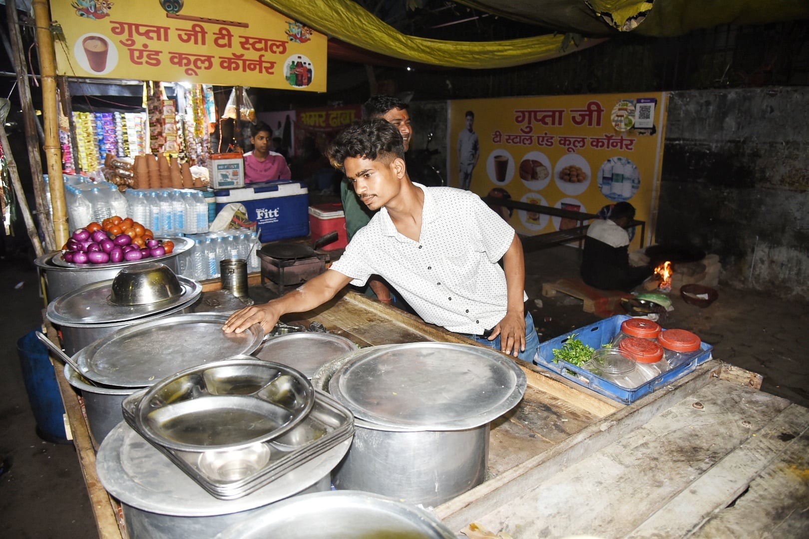 व्यावसायिक सिलिंडर न मिलने पर दुकानदार घरेलू सिलिंडर इस्तेमाल कर रहे हैं। व्यावसायिक सिलिंडर न मिलने पर दुकानदार घरेलू सिलिंडर इस्तेमाल कर रहे हैं।