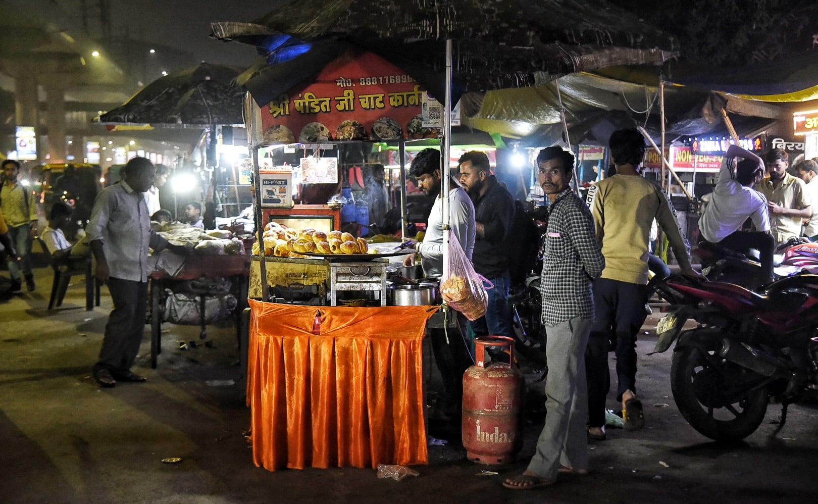 व्यावसायिक सिलिंडर न मिलने पर दुकानदार घरेलू सिलिंडर इस्तेमाल कर रहे हैं। व्यावसायिक सिलिंडर न मिलने पर दुकानदार घरेलू सिलिंडर इस्तेमाल कर रहे हैं।