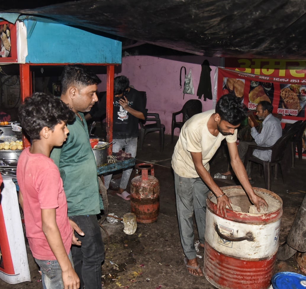 व्यावसायिक सिलिंडर न मिलने पर दुकानदार घरेलू सिलिंडर इस्तेमाल कर रहे हैं। व्यावसायिक सिलिंडर न मिलने पर दुकानदार घरेलू सिलिंडर इस्तेमाल कर रहे हैं।