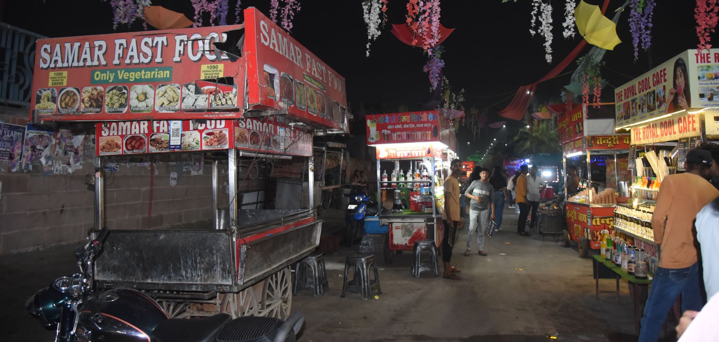 व्यावसायिक सिलिंडर न मिलने पर दुकानदार घरेलू सिलिंडर इस्तेमाल कर रहे हैं। व्यावसायिक सिलिंडर न मिलने पर दुकानदार घरेलू सिलिंडर इस्तेमाल कर रहे हैं।