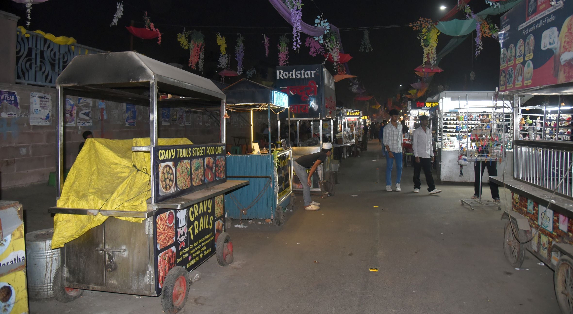 व्यावसायिक सिलिंडर न मिलने पर दुकानदार घरेलू सिलिंडर इस्तेमाल कर रहे हैं। व्यावसायिक सिलिंडर न मिलने पर दुकानदार घरेलू सिलिंडर इस्तेमाल कर रहे हैं।