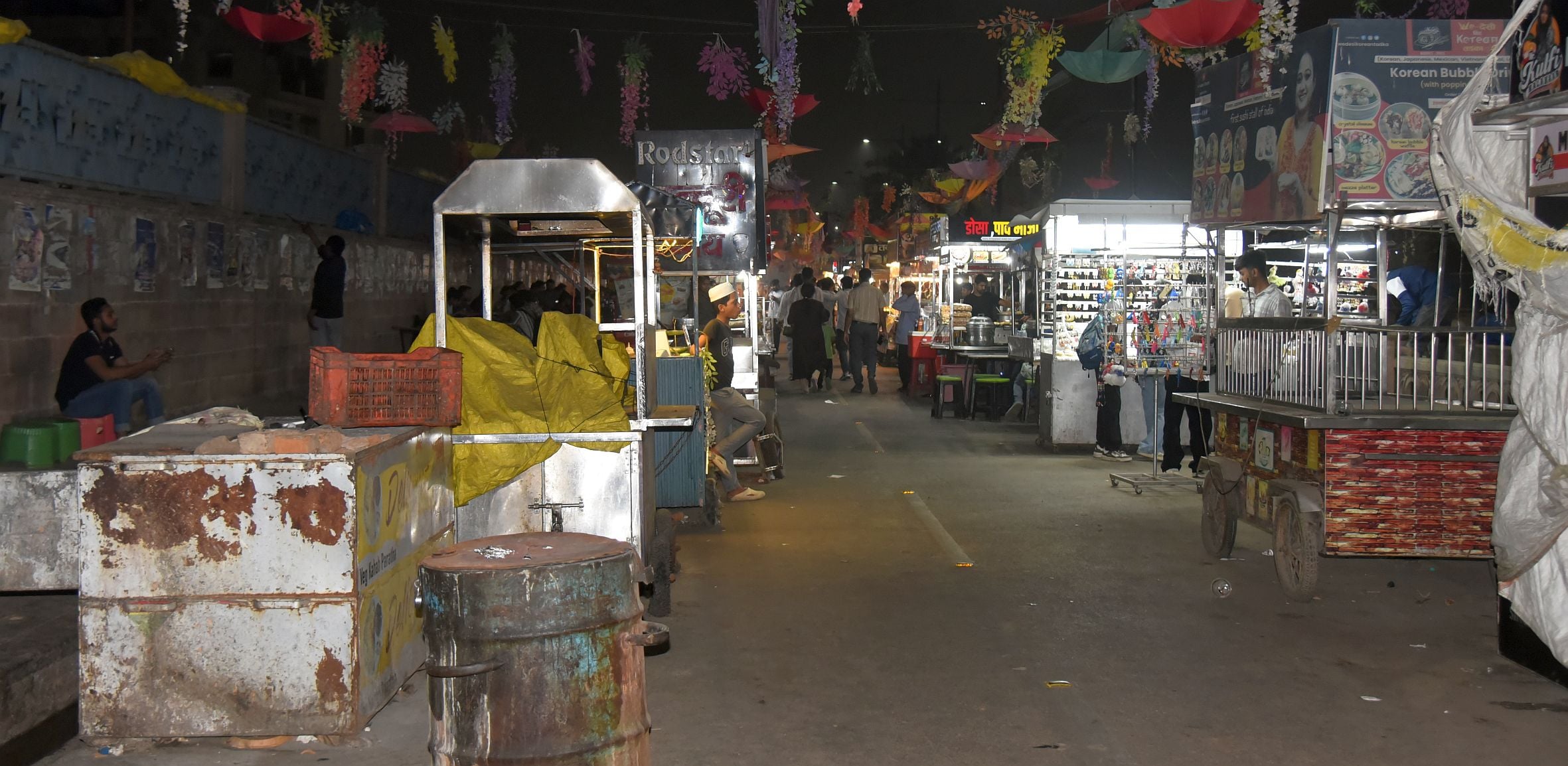 व्यावसायिक सिलिंडर न मिलने पर दुकानदार घरेलू सिलिंडर इस्तेमाल कर रहे हैं। व्यावसायिक सिलिंडर न मिलने पर दुकानदार घरेलू सिलिंडर इस्तेमाल कर रहे हैं।