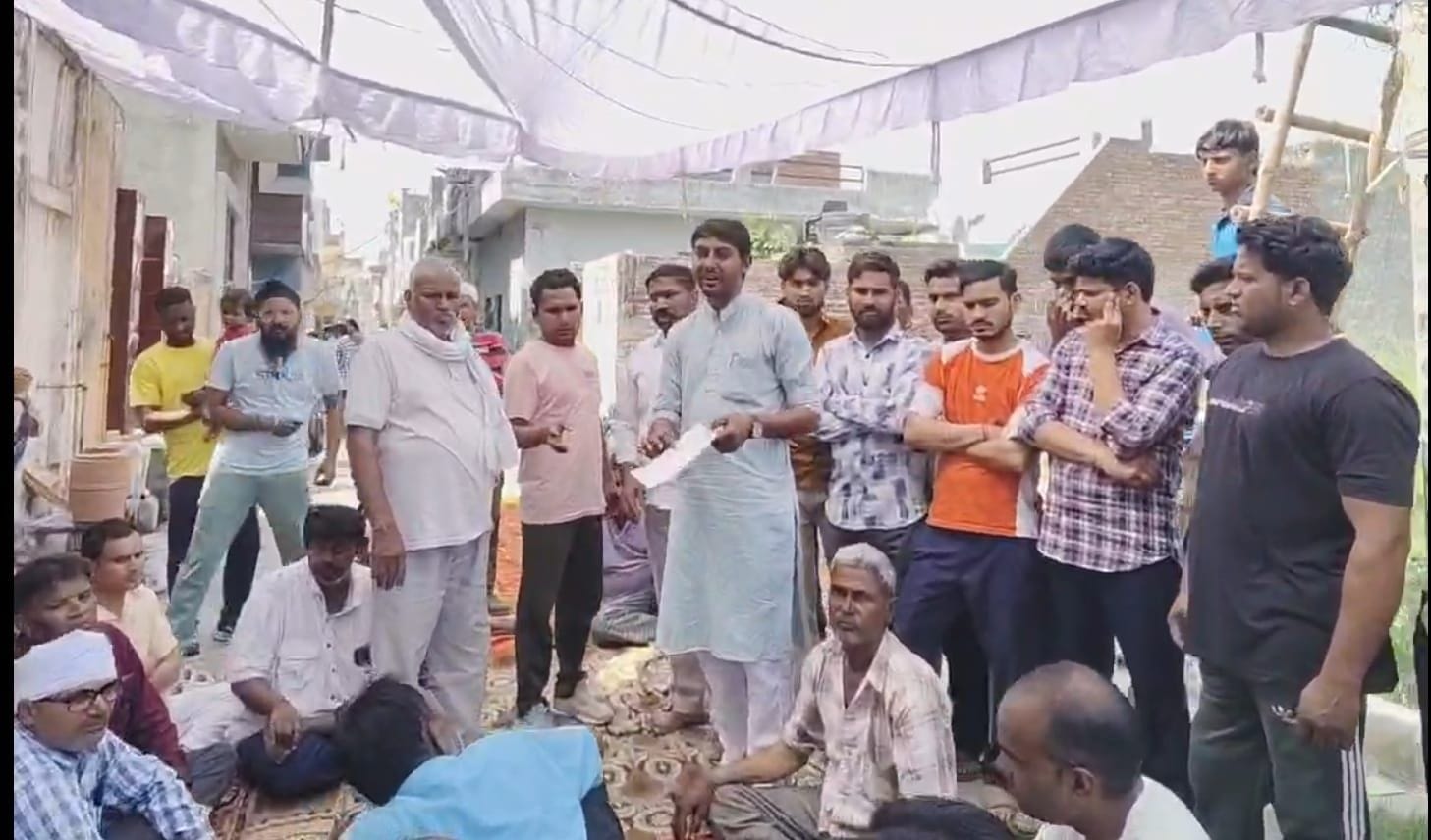 11जेएनडी14: कमलेश के शव को संस्कार के लिए लेकर निकले तो सदमें में आकर गिरी बेटी। संवाद